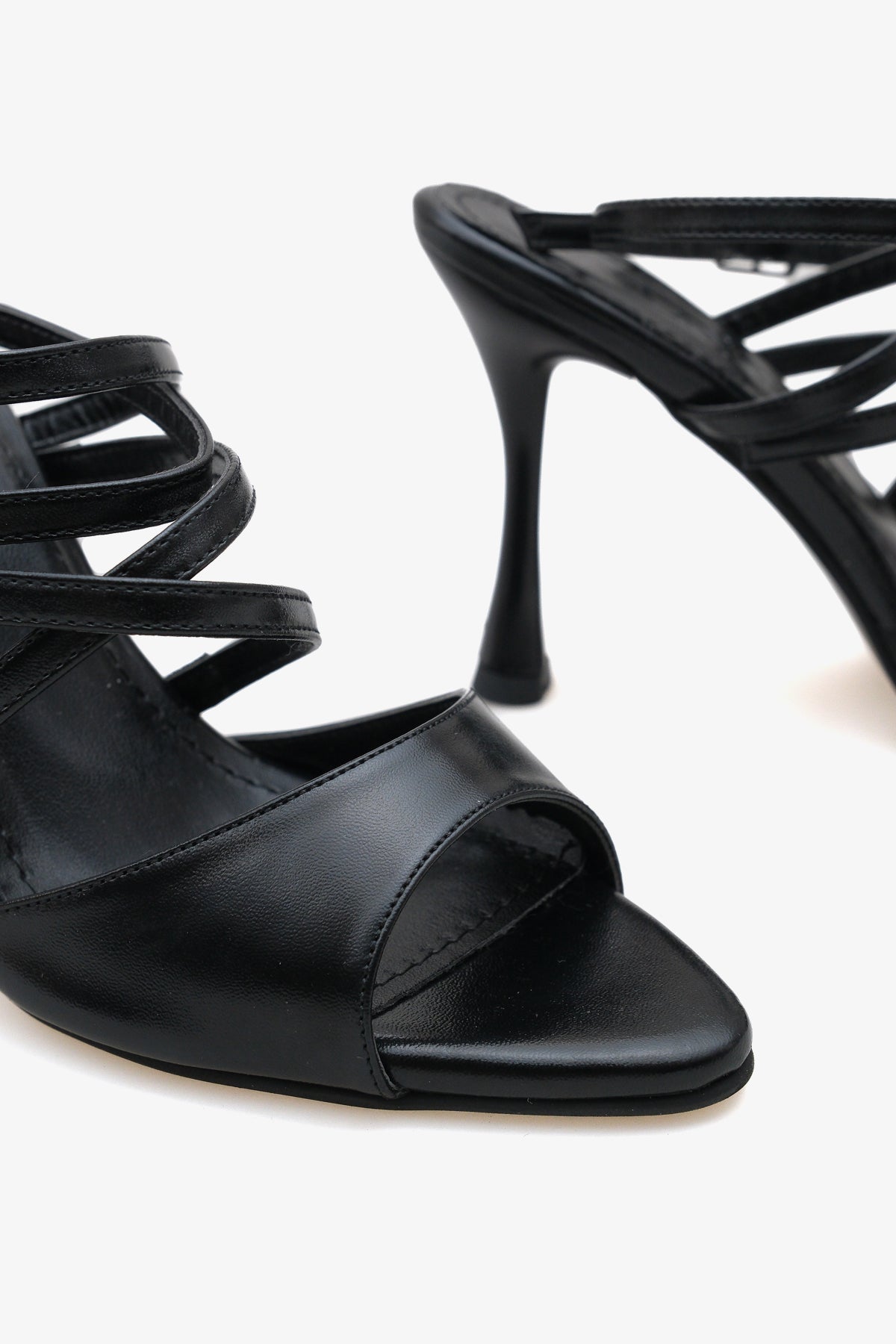 Kadın bantlı sivri burun topuklu ayakkabı Napres