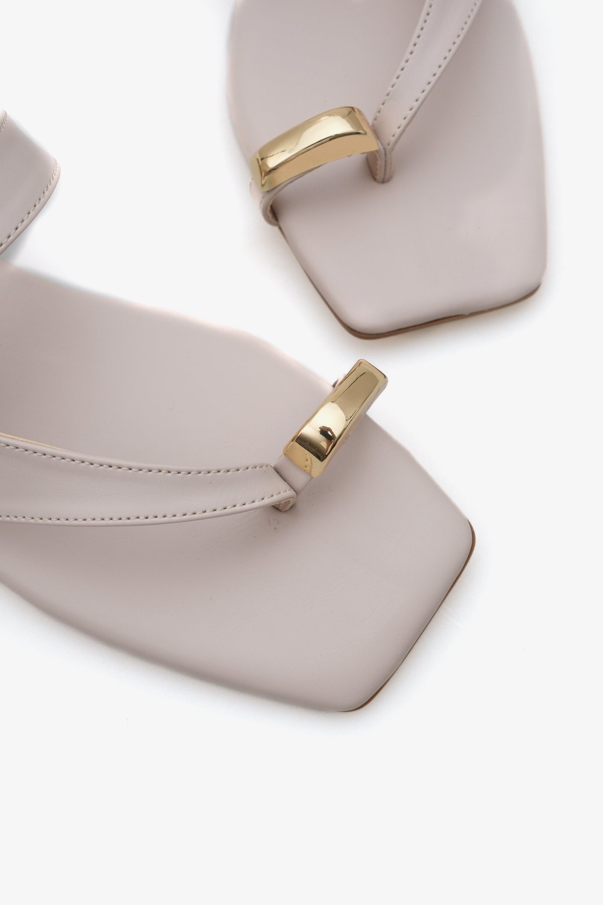 Kadın parmak arası bantlı gold tokalı günlük terlik coco