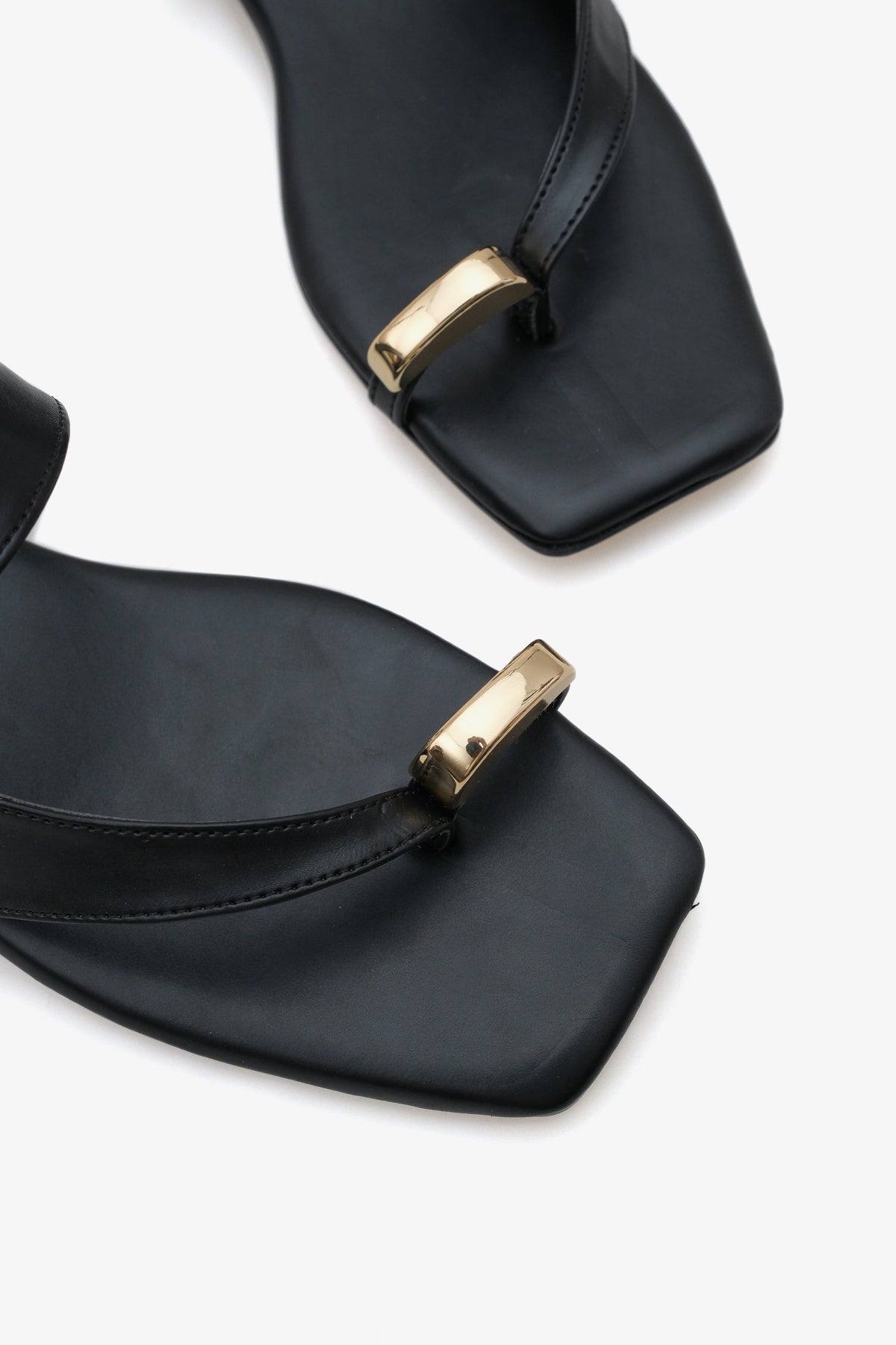 Kadın parmak arası bantlı gold tokalı günlük terlik coco