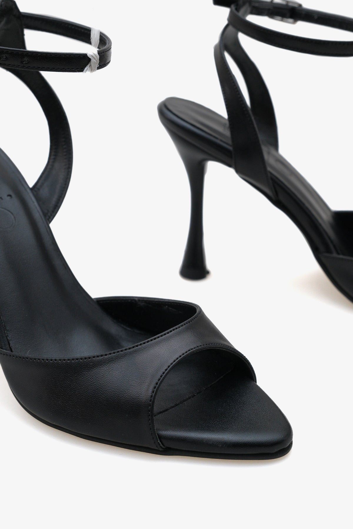 Kadın sivri burun bilekten bağlamalı arkası açık topuklu ayakkabı leron