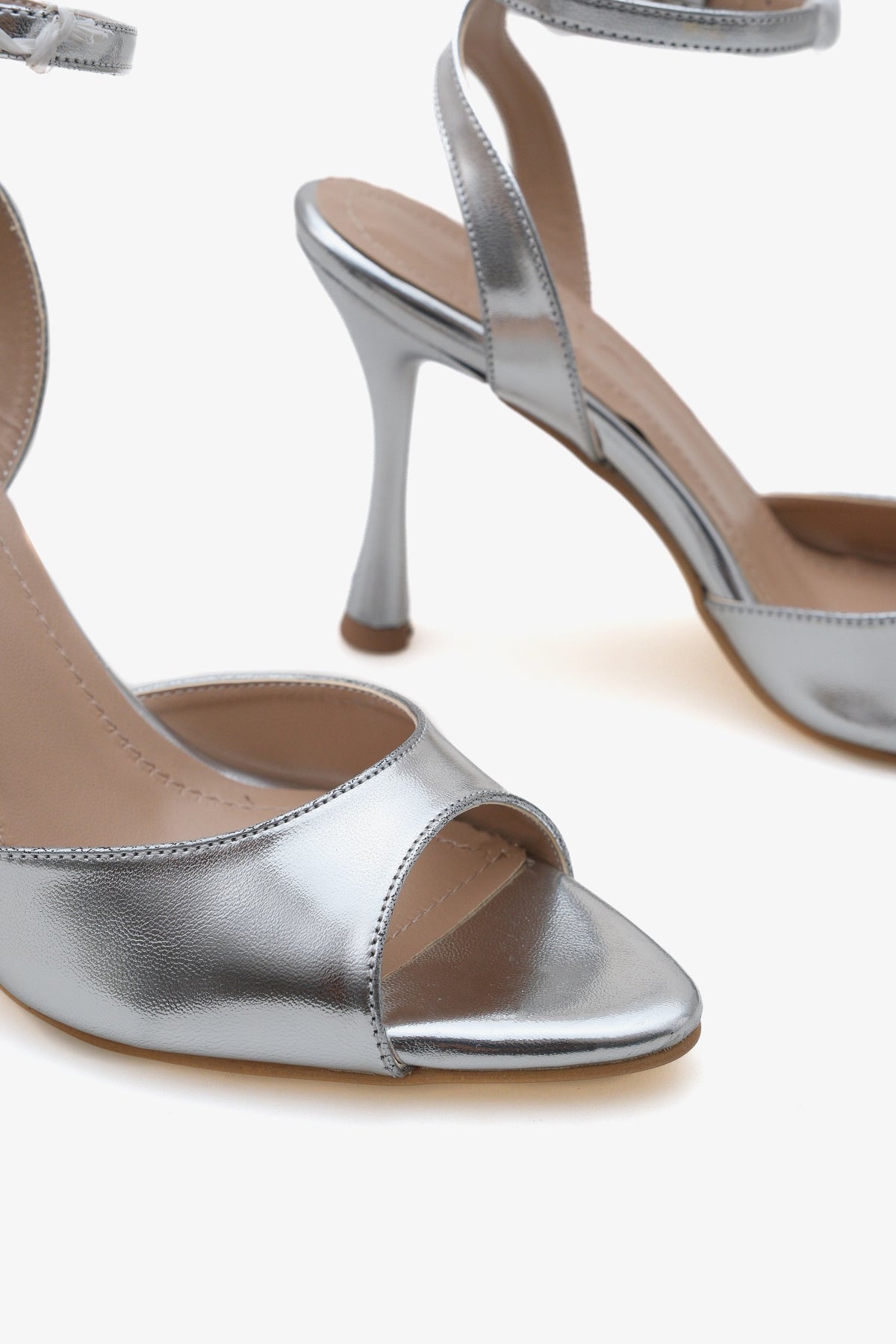 Kadın sivri burun bilekten bağlamalı arkası açık topuklu ayakkabı leron