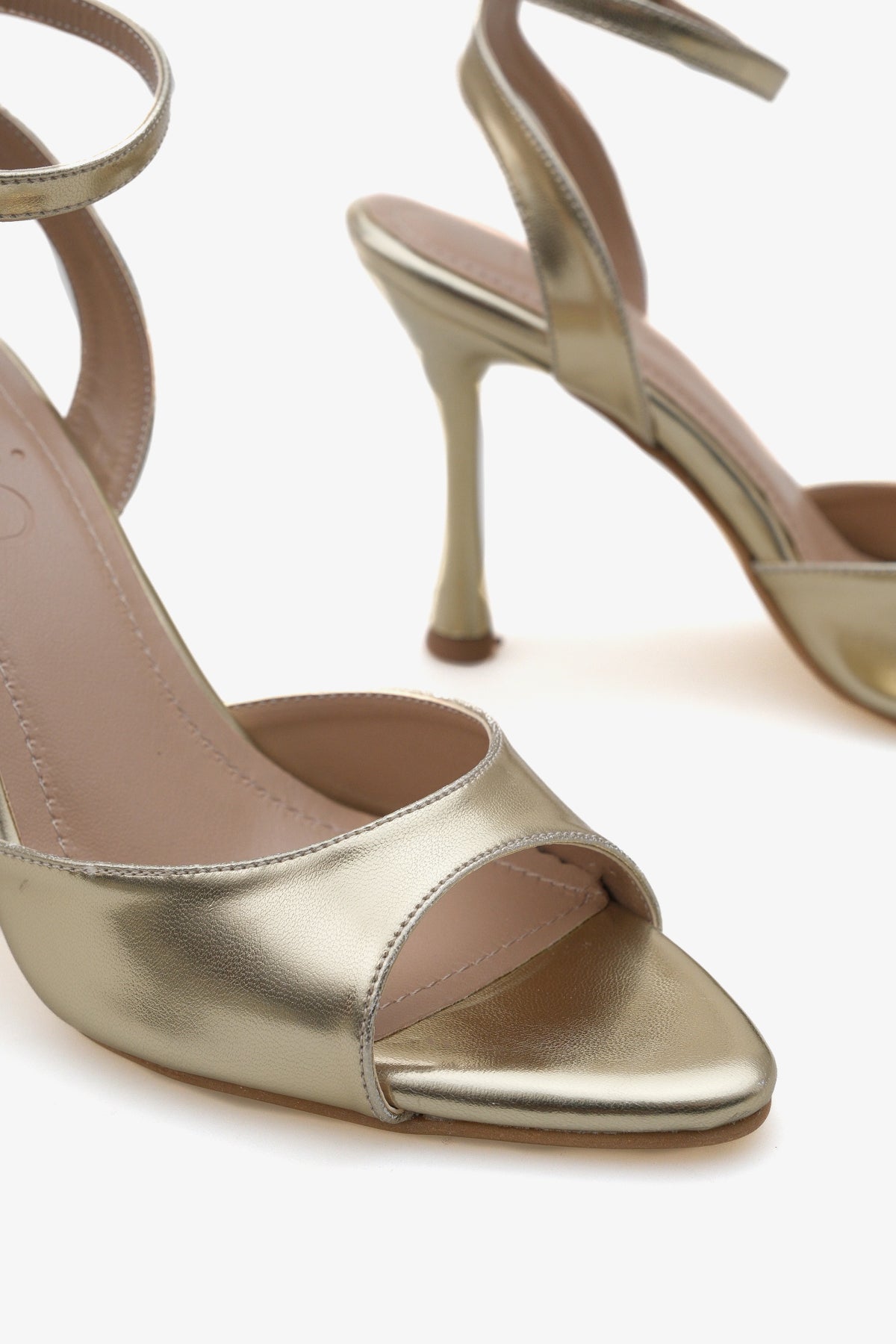 Kadın sivri burun bilekten bağlamalı arkası açık topuklu ayakkabı leron