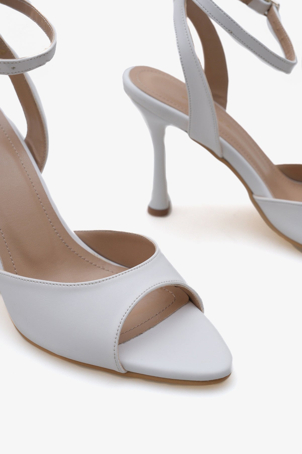 Kadın sivri burun bilekten bağlamalı arkası açık topuklu ayakkabı leron