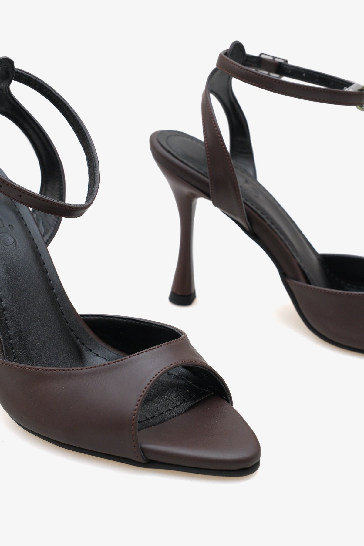 Kadın sivri burun bilekten bağlamalı arkası açık topuklu ayakkabı leron