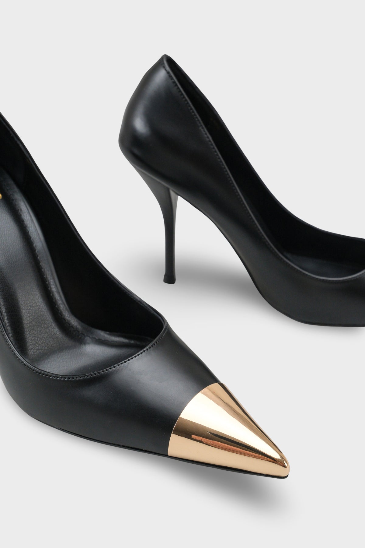 Kadın Stiletto Sivri Burun Altın Metal Toka Detaylı Günlük Topuklu Ayakkabı Diena Siyah