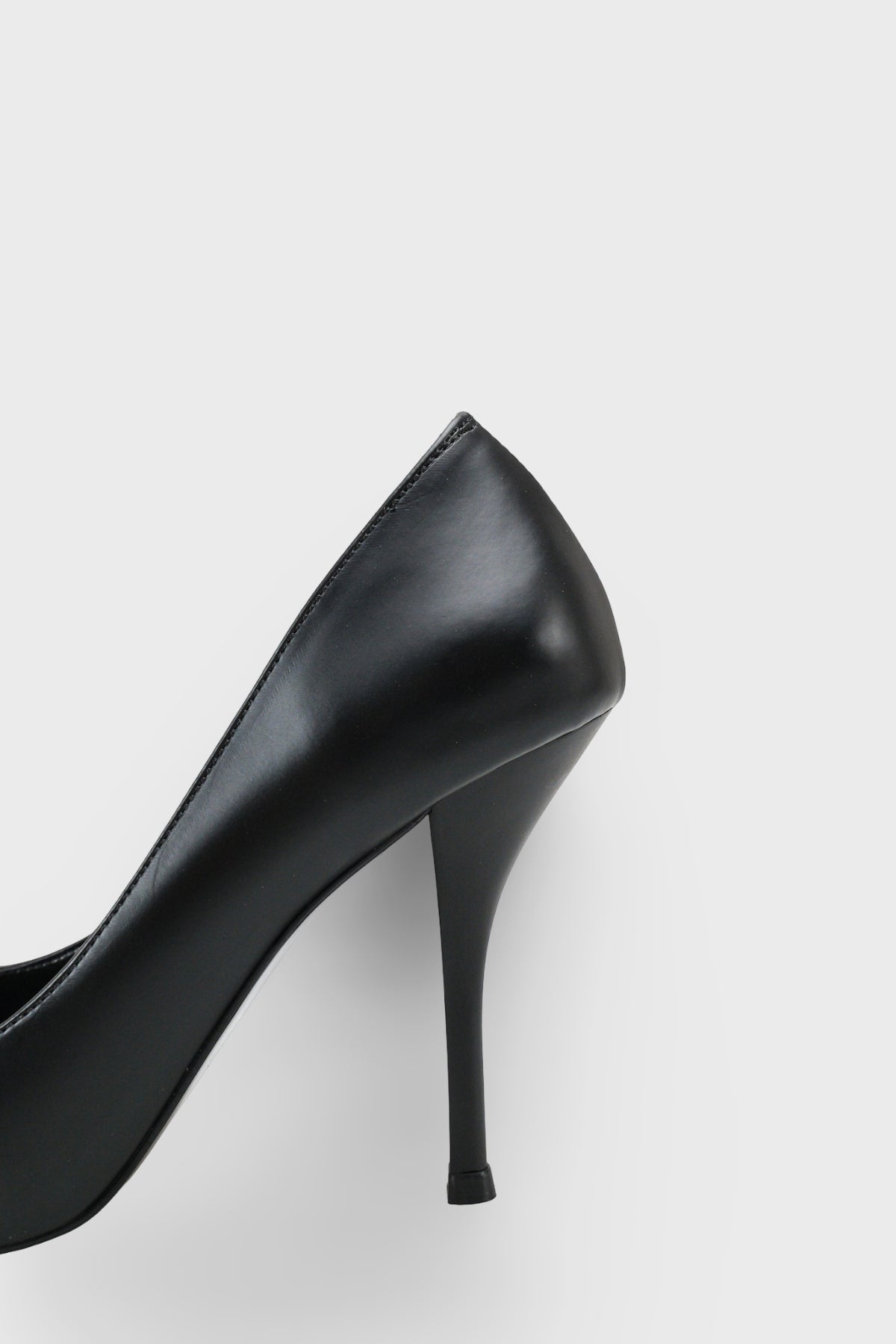 Kadın Stiletto Sivri Burun Altın Metal Toka Detaylı Günlük Topuklu Ayakkabı Diena Siyah