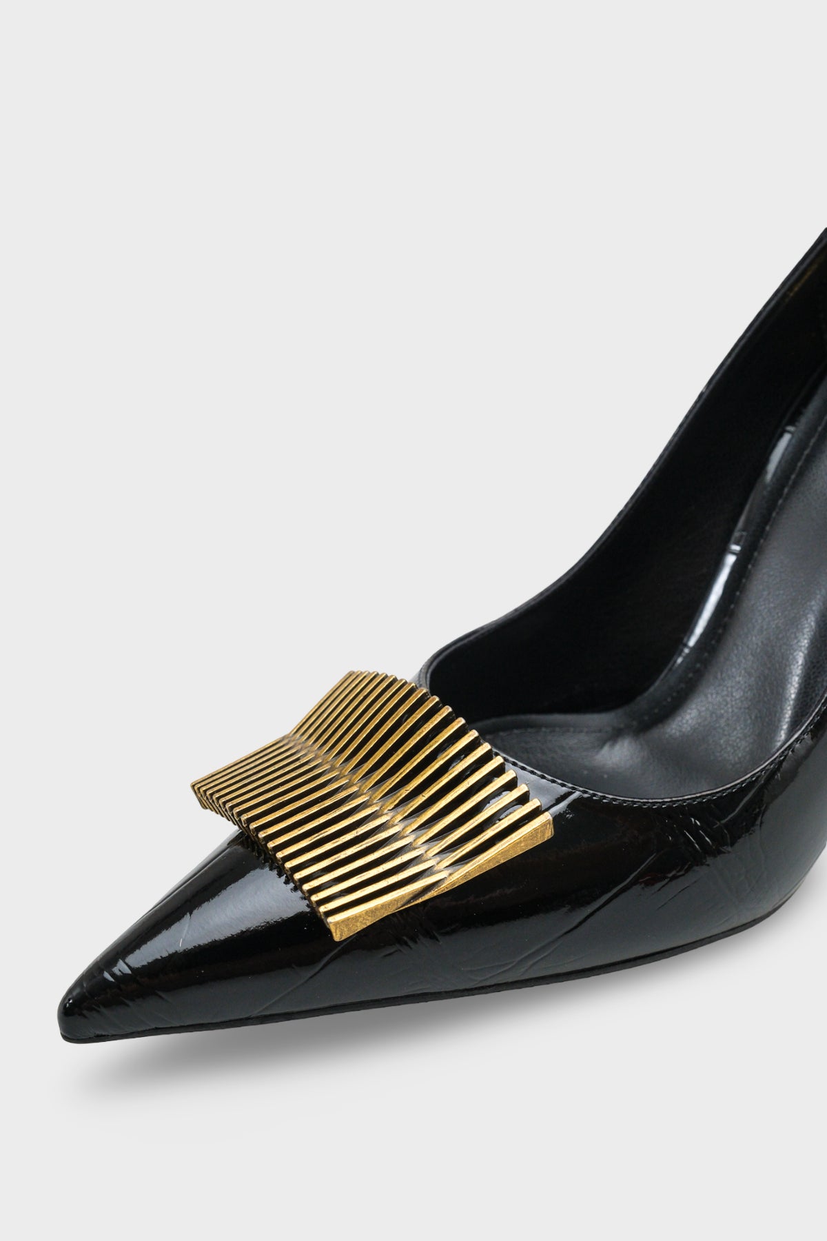 Kadın Stiletto Sivri Burun Altın Toka Detaylı Günlük Topuklu Ayakkabı Corso Siyah Kroko