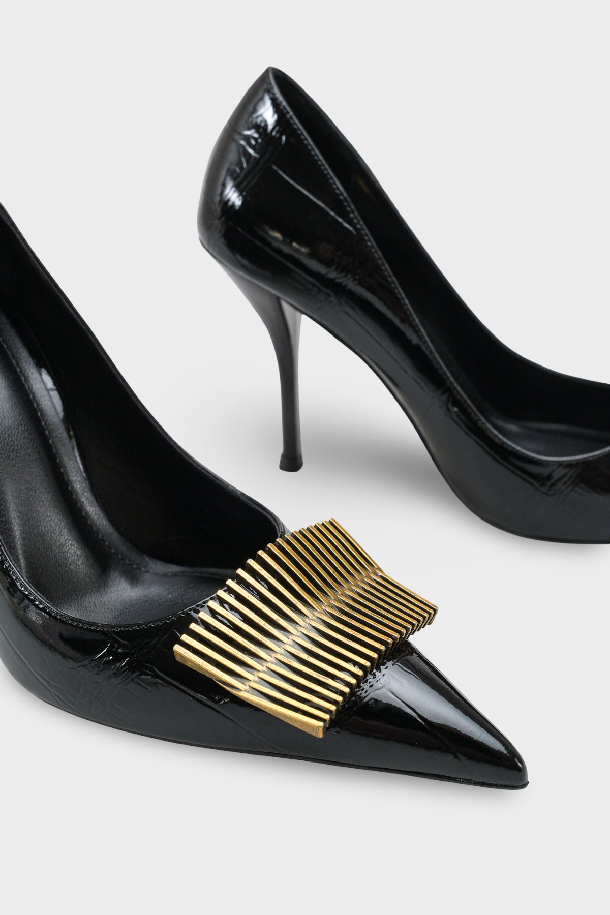 Kadın Stiletto Sivri Burun Altın Toka Detaylı Günlük Topuklu Ayakkabı Corso Siyah Kroko